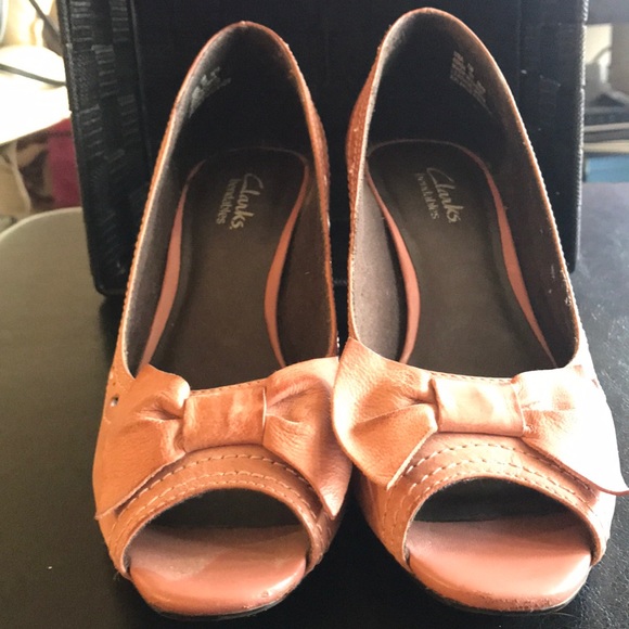Super cute Pink and brown Clark’s heels. Size 7 - Picture 1 of 5